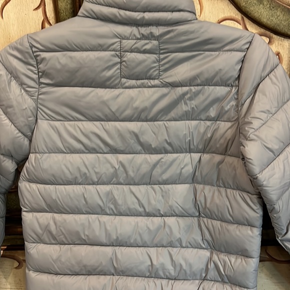 Old Navy Puffer Jacket. Size M(8). Packable. Has place for Name and Loop - Picture 5 of 8